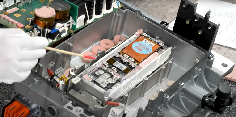 导热硅胶片在车载逆变器的核心应用